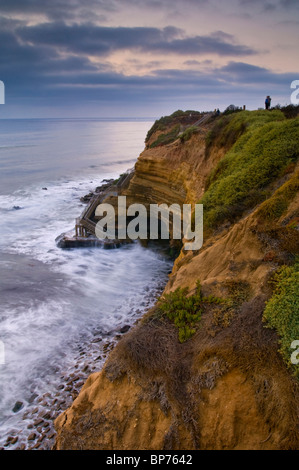 Küstennebel Wolken brechenden Wellen und paar mit Blick auf den Pazifischen Ozean in Sunset Cliffs, San Diego, Kalifornien Stockfoto