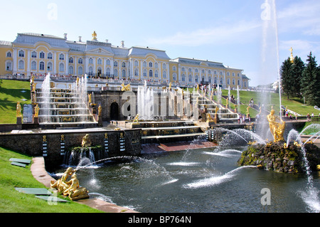 Großen Kaskade und Samson-Brunnen, großen Peterhofer Palast, Peterhof, Sankt Petersburg, Nordwest-Region, Russland Stockfoto