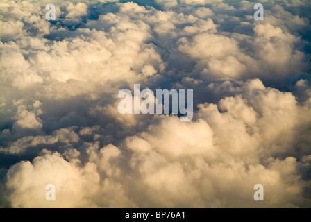 Hoch über den Wolken mit schönen goldenen Licht Stockfoto