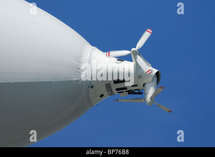 Details der hinteren Motoren und Propeller des Luftschiffs Luftschiff Zeppelin NT, Friedrichshafen, Baden-Württemberg, Deutschland Stockfoto