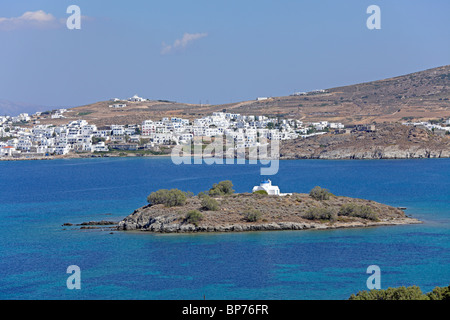 eine kleine Insel in Kolimbithres Bucht, im Hintergrund Naoussa, Insel Paros, Cyclades, Ägäische Inseln, Griechenland Stockfoto