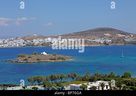 eine kleine Insel in Kolimbithres Bucht, im Hintergrund Naoussa, Insel Paros, Cyclades, Ägäische Inseln, Griechenland Stockfoto