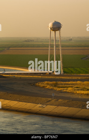 California Aqueduct und Wasserspeicherung Turm bei Sonnenuntergang im Central Valley, in der Nähe von Los Banos, Merced County, Kalifornien Stockfoto