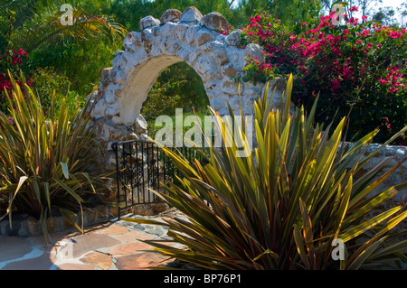 Stein Bogen und Garten bei Leo Carillo Ranch Historic Park, in der Nähe von Karlsbad, San Diego County, Kalifornien Stockfoto