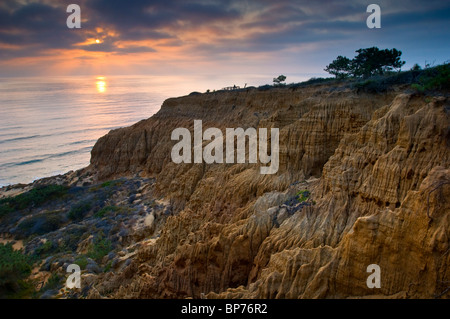 Sonnenuntergang über den erodierten Klippen in der Nähe von Torrey Pines State Reserve, Razor Point, San Diego, Kalifornien Stockfoto