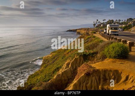 Erodierte Hänge über dem Pazifischen Ozean am Sunset Cliffs, San Diego, Kalifornien Stockfoto