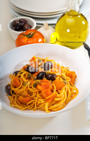 Spaghetti Nudeln mit frischen hausgemachten Puttanesca Soße Stockfoto