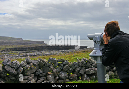 Mann auf der Suche durch eine Ansicht Zielfernrohr auf Dun Aengus Festung Inishmore Aran-Inseln Stockfoto