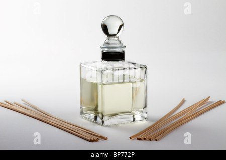 Aroma-Diffusor mit Bambusstöcken beiseite Stockfoto