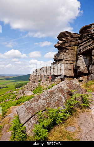 Bergsteiger auf Stanage Edge Peak District UK Stockfoto