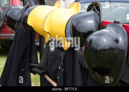 Eine Reihe von Vintage Firman Helme hängen Stockfoto