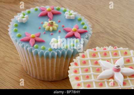 hoch dekoriert Cupcakes oder Feenkuchen Stockfoto