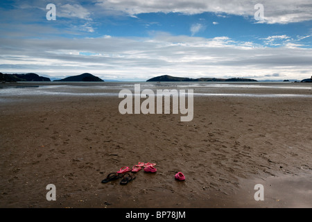 Sandalen auf Shelly Beach in Coromandel, Neuseeland. Stockfoto