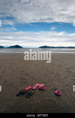 Sandalen auf Shelly Beach in Coromandel, Neuseeland. Stockfoto