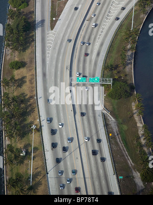 Aeria Draufsicht Autobahn Ausfahrt Flughafen Miami Florida Stockfoto