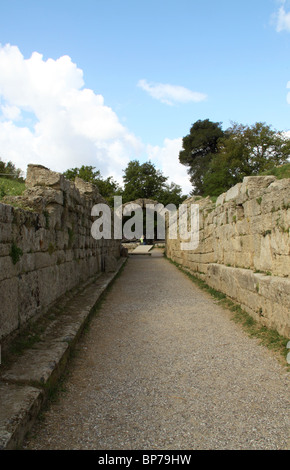 Eingang zum Stadion, archäologische Stätte, das antike Olympia, Ilia, Peloponnes, Griechenland Stockfoto