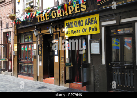 Die Trauben-Wirtshaus in Matthew Street, Liverpool befindet sich gegenüber der ursprünglichen Cavern Club Welt berühmt gemacht von den Beatles Stockfoto