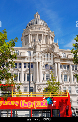 Rote offene Top Touristenbus vor Port of Liverpool Building befindet sich am Pier Head in Liverpool Stockfoto