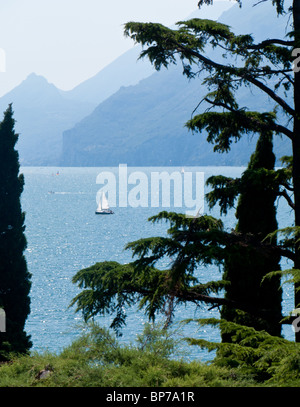 Blick auf den Gardasee von Burgmauern von Malcesine Stockfoto