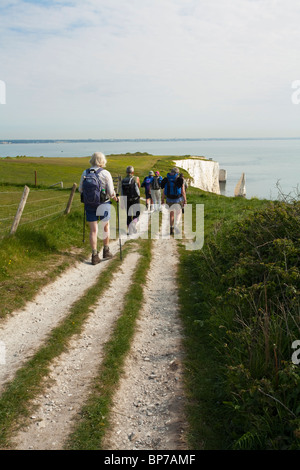 Gruppe der Wanderer auf dem Küstenpfad in der Nähe von Old Harry Rocks in der Nähe von Swanage auf der Isle of Purbeck, Dorset, Großbritannien Stockfoto