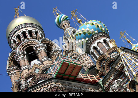 Zwiebeltürme der Kirche von unseres Erlösers auf Auferstehungskirche in St. Petersburg, Russland Stockfoto