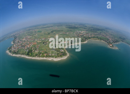 Luftaufnahme von einem Luftschiff Luftschiff Zeppelin NT der Küstenlinie von Bodensee (Bodensee) in der Nähe von Nonnenhom, Bayern, Deutschland Stockfoto