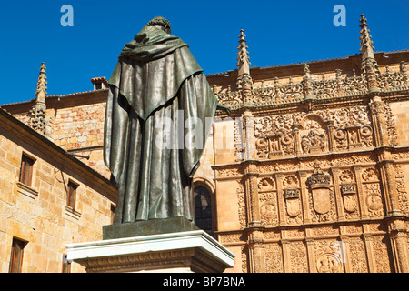 Salamanca, Provinz Salamanca, Spanien. Statue des Augustinischen Mönchs Fray Luis de León vor der Universität Stockfoto