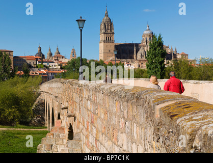 Salamanca, Provinz Salamanca, Spanien. Kathedrale gesehen über römische Brücke über den Fluss Tormes. Stockfoto