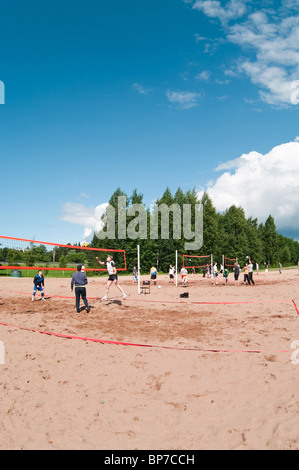 Volleyballplatz am Strand mit Sand und Sportler, die das Spiel zu spielen. Sestroretsk, Russland Stockfoto