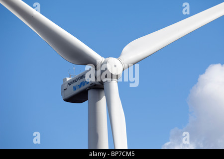 Nahaufnahme einer Windkraftanlage Rotorblätter gegen blauen Himmel und weißen Wolken, Finnland Stockfoto