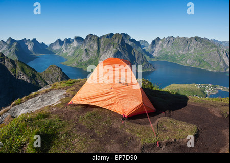 Panoramablick vom wilden Berg Campingplatz am Reinebringen Peak, Reine, Lofoten Inseln, Norwegen Stockfoto