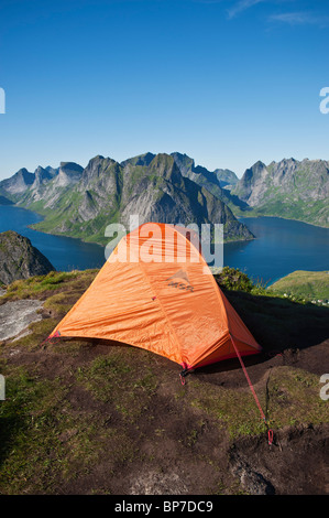 Panoramablick vom wilden Berg Campingplatz am Reinebringen Peak, Reine, Lofoten Inseln, Norwegen Stockfoto
