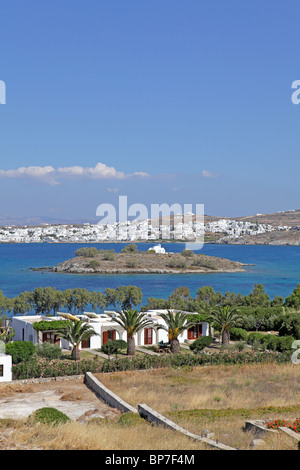 eine kleine Insel in Kolimbithres Bucht, im Hintergrund Naoussa, Insel Paros, Cyclades, Ägäische Inseln, Griechenland Stockfoto