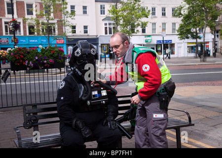 Health Care Ersthelfer, die medizinische Hilfe zu Star Trek Charakter. Stockton Riverside Festival, Teesside, UK Stockfoto