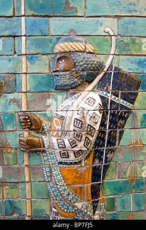 Farbige Fliesen mit königlichen Leibwächter von Palast von Darrius ich im Pergamon Museum in Berlin Deutschland Stockfoto