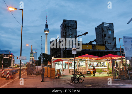 Snack vor der Ruine des Palastes der Republik, Berlin, Deutschland Stockfoto