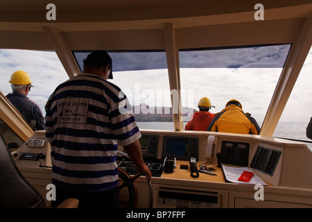 Annäherung an den Weißen Insel als von der Brücke Deck eines touristischen Boot aus gesehen Stockfoto