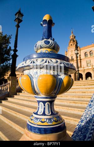 Terrakotta-Ornamentik am Geländer der Brücke von Sevilla Plaza de España de Sevilla. Sevilla, Spanien: Sonnentag & blauen Himmel. Stockfoto