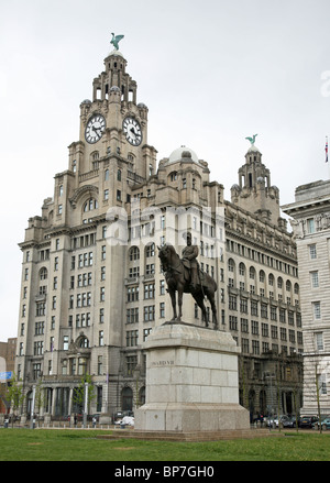 Die Leber-Gebäude mit der Statue von König Edward VII. (siebten) bei Liverpool, England, UK Stockfoto