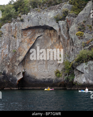 Eine moderne Maori Carving auf den Klippen der Mine Bay in Taupo, Neuseeland Stockfoto