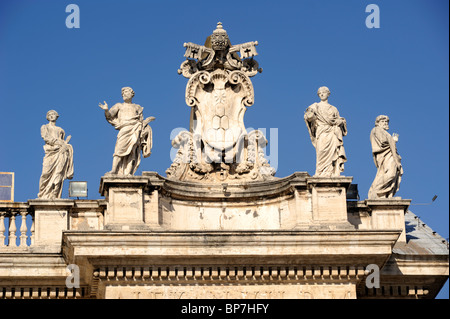 Italien, Rom, Petersplatz, Kolonnade, Statuen und Wappen Stockfoto