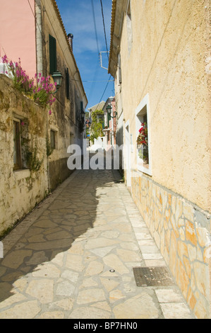 Gasse in traditionelle korfiotische Berg Dorf von Makrades auf der griechischen Mittelmeer Insel von Corfu Griechenland GR Stockfoto