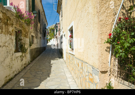 Gasse in traditionelle korfiotische Berg Dorf von Makrades auf der griechischen Mittelmeer Insel von Corfu Griechenland GR Stockfoto