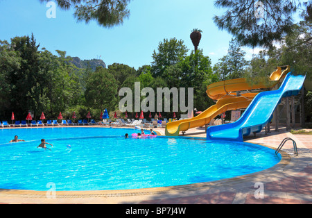 Hotel-Schwimmbad mit Wasserrutsche Stockfoto