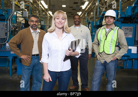 Gruppe von Menschen, die Arbeit in Fabrik Zeitung, Porträt Stockfoto