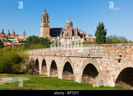 Salamanca, Provinz Salamanca, Spanien. Kathedrale gesehen über römische Brücke über den Fluss Tormes. Stockfoto