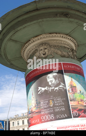 Plakat-Säule außerhalb der Wohnung-Theater, St. Petersburg, Russland Stockfoto