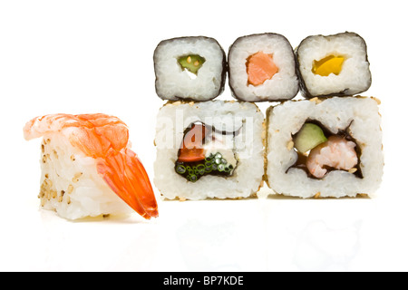 Lebendige Sushi Auszug aus niedrigen Perspektive isoliert gegen weiß. Stockfoto