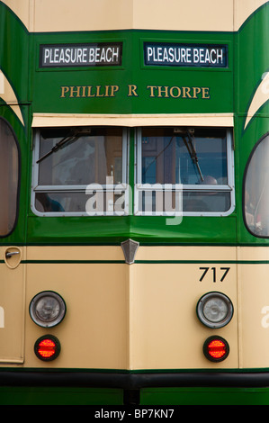 Blackpool Straßenbahn entlang der Stadt am Meer Promenade, UK Stockfoto