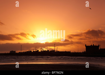 Strand mit entferntem Skala du Port bei Sonnenuntergang, Essaouira, Atlantikküste, Marokko, Nordafrika Stockfoto